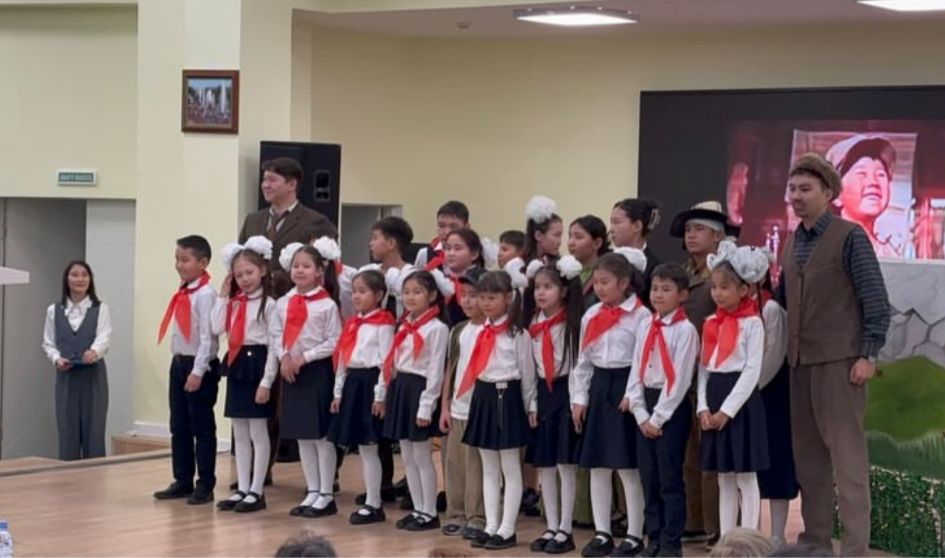 "Балалар әдебиетінің бағбаны" атты тақырыптық кеште №191 жалпы білім беретін оқушылары "Менің атым Қожа" көрінісіне қатысты